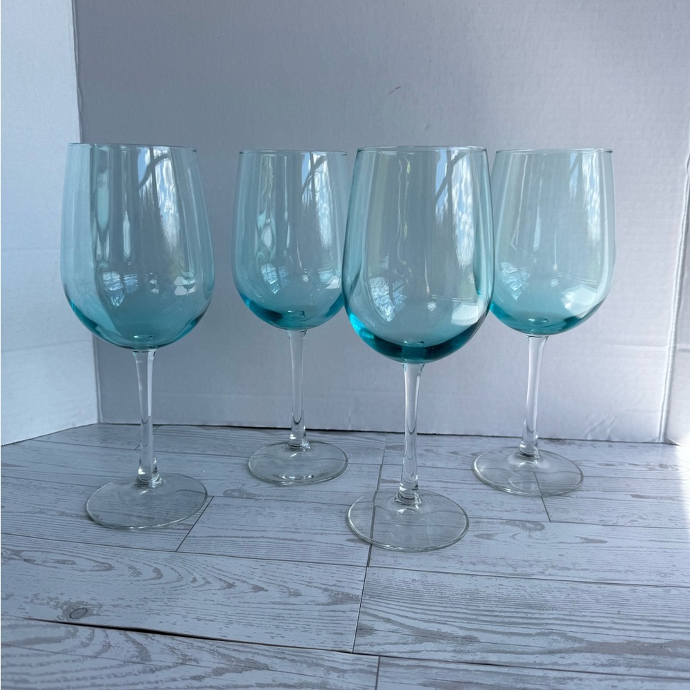 Set of 4 Aqua-Tinted Wine Glasses with Clear Stems